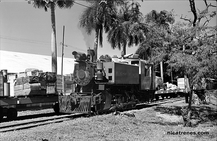 Locomotora No.35 Nicaragua Ferrocarril en Puerto Corinto vulcan #4771-loco35.3