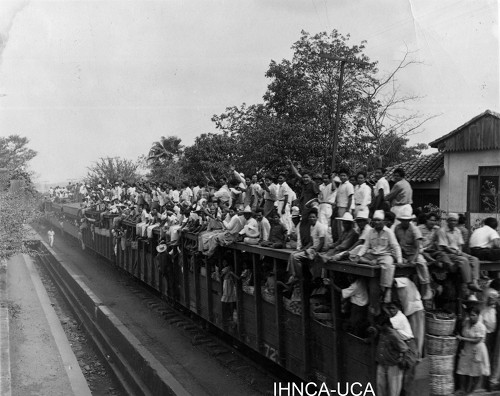 people on top of train cars Nicaragua ferrocarril